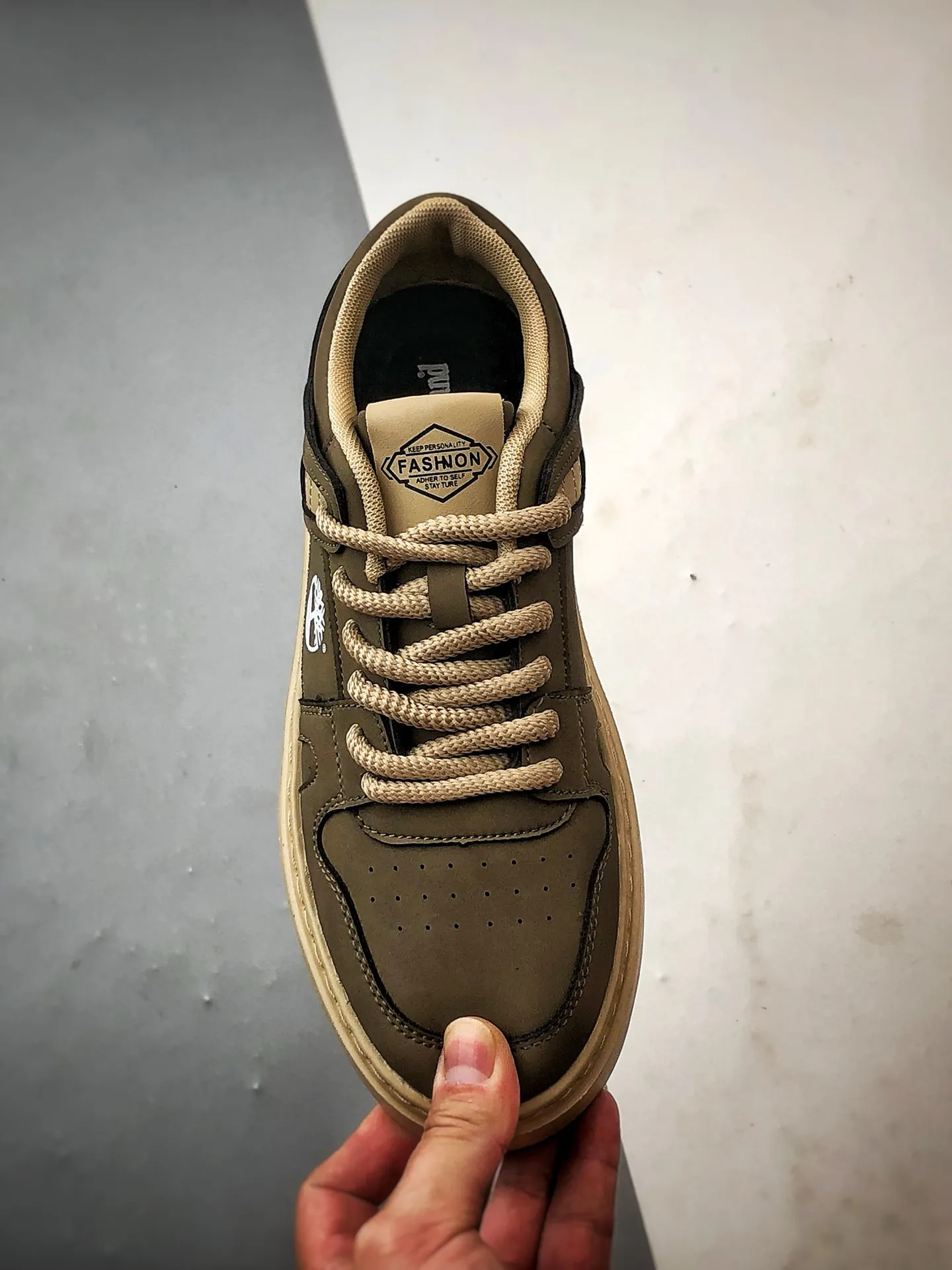 💰400 Timberland outdoor lightweight low-cut casual Martin boots, Guangdong factory quality, original box and original packaging, fashionable and trendy matching. The fabric is made of Italian 🇮🇹 top-grade frosted fine-grained cowhide. It is equipped with anti-odor and anti-corrosion genuine leather latex insoles. The outsole and hardware are all made from OEM raw materials. The full set of official website unified packaging gives you a perfect wearing experience. High-quality and durable, a must-have for sportsmen. High-quality and first-class foot feel. This year's autumn and winter trendy outdoor is suitable for daily matching. Item number: TB088009713 Size: 39 40 41 42 43 44 (standard size)